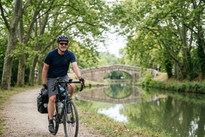 Homme à vélo sur le Canal du Midi en pleine nature