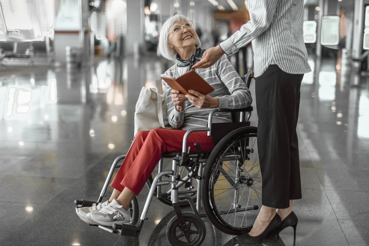 personne handicapée organiser voyage avion voiture véhicule stationnement aéroport