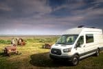 Un van garé en pleine nature