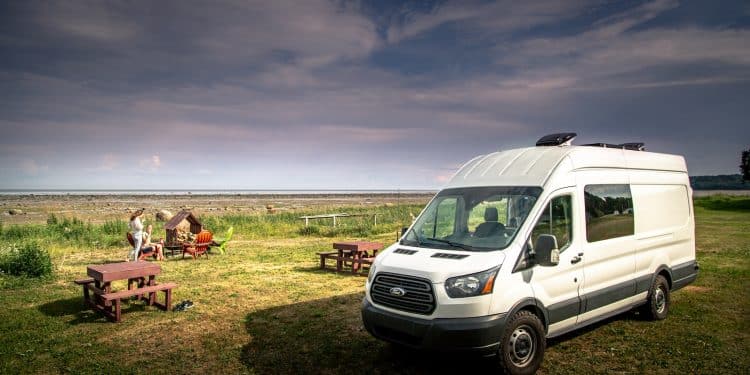 Un van garé en pleine nature