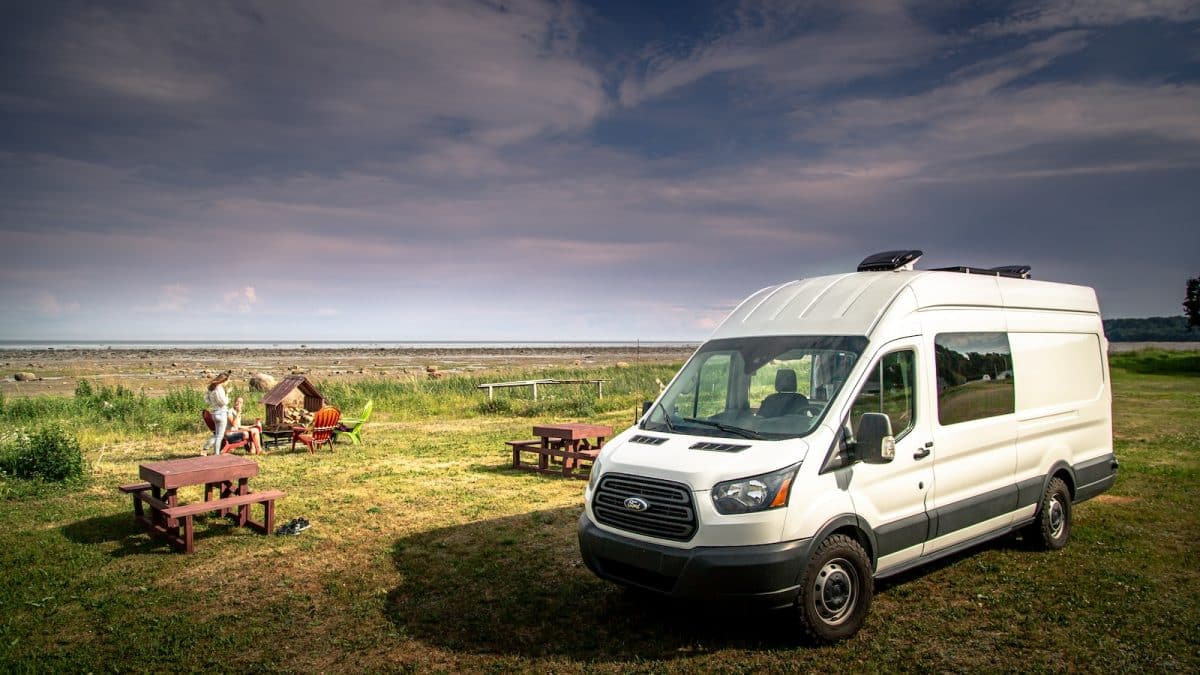 Un van garé en pleine nature