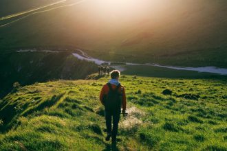 L’Auvergne à travers ses sentiers : explorer les volcans et lacs grâce à la randonnée