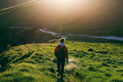 L’Auvergne à travers ses sentiers : explorer les volcans et lacs grâce à la randonnée