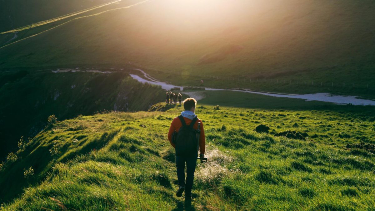 L’Auvergne à travers ses sentiers : explorer les volcans et lacs grâce à la randonnée