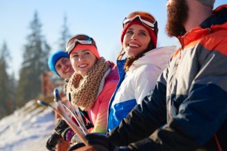 Partir au ski à la dernière minute : bons plans et conseils pratiques !