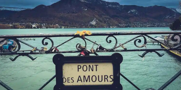 L'emblématique Pont des Amoureux : un must see à Annecy